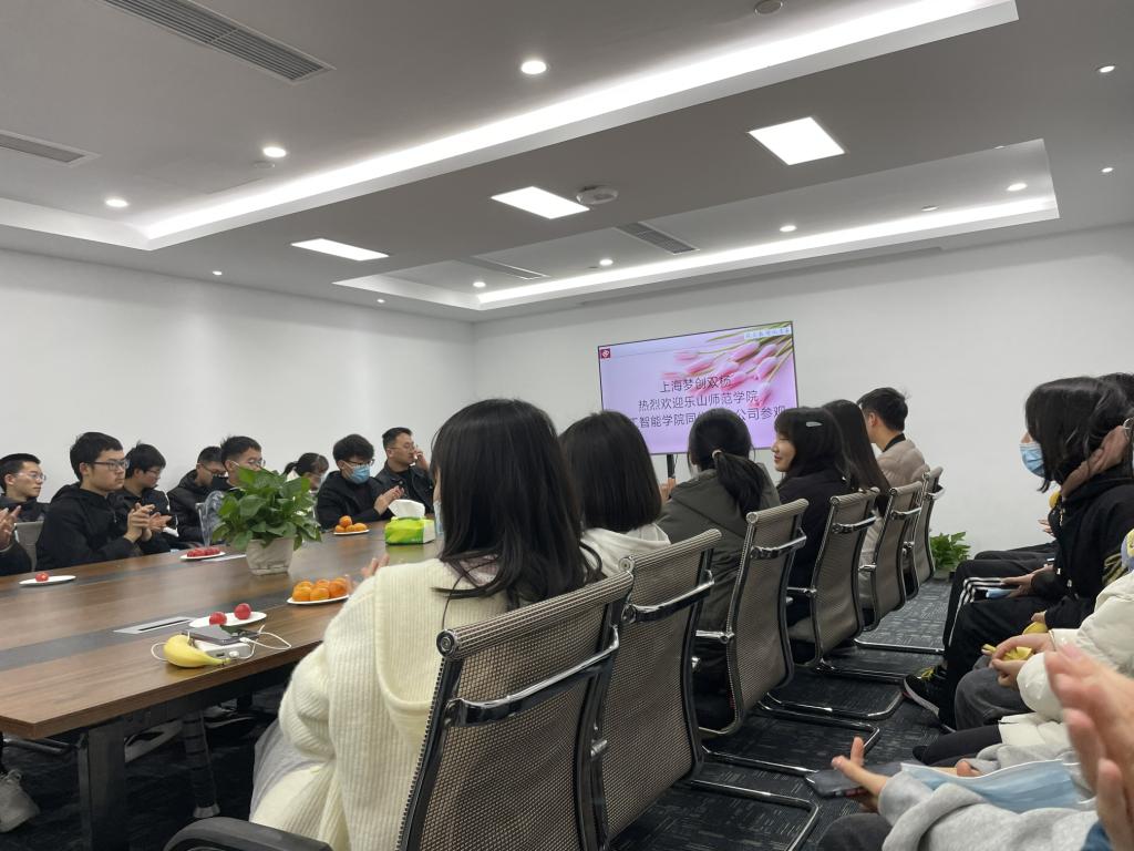 人们在看台上的人在桌子前中度可信度描述已自动生成