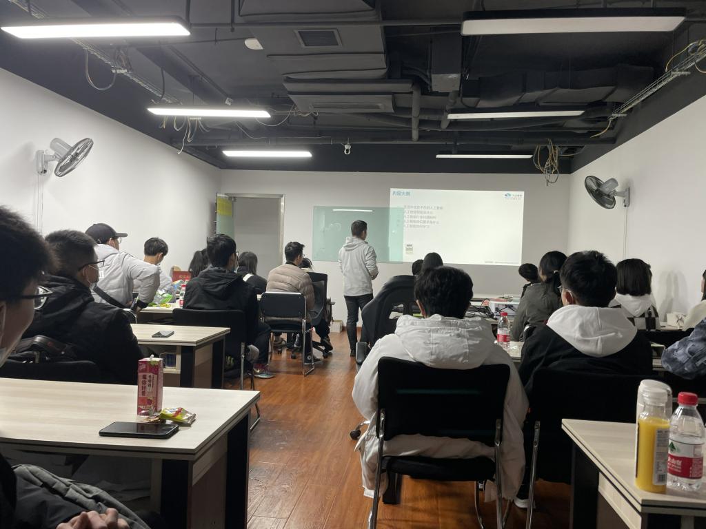 餐厅里的人们中度可信度描述已自动生成