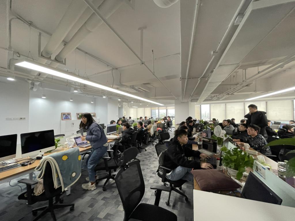 人们在屋子里中度可信度描述已自动生成