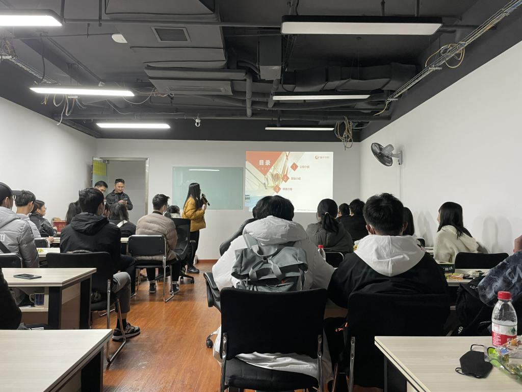 餐厅里的人们描述已自动生成
