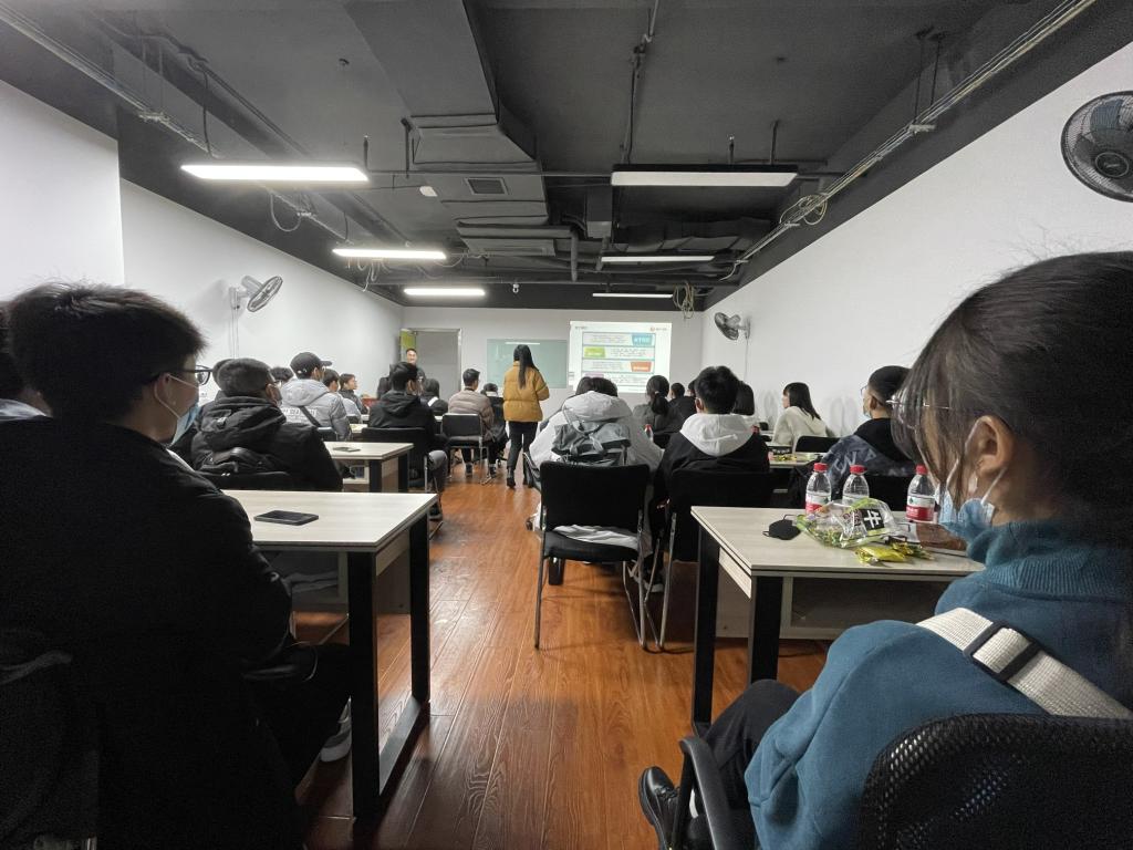 一群人在厨房里工作描述已自动生成